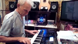 На синтезаторе-"Под небом Парижа"