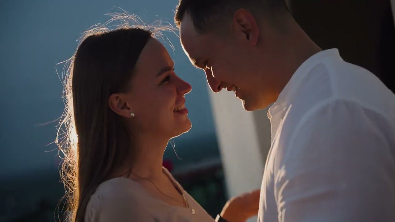 Предложение руки на террасе замка