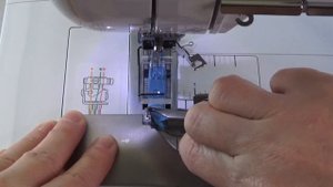 Быстрый ремонт футболки. Окантовываю горловину. Прекрасный результат