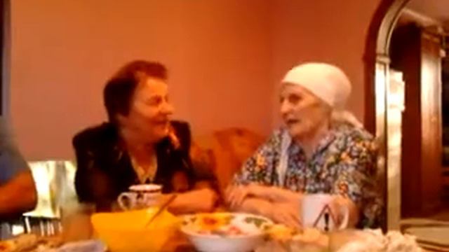 БАБА ШУРА 84года и Баба Ася поют..