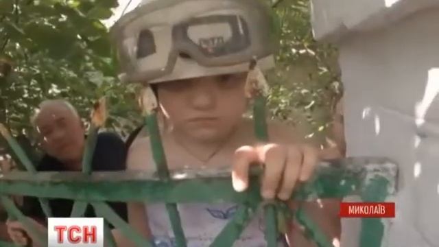 Смотреть всем ЖЕСТЬ!!! Девочка упала с дерева и проткнула руку на сквозь. смотреть онлайн