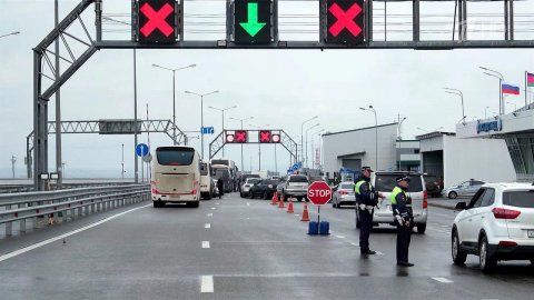 Новые пункты досмотра автомобилей на подходах к Крымскому мосту начнут вводить в эксплуатацию.
