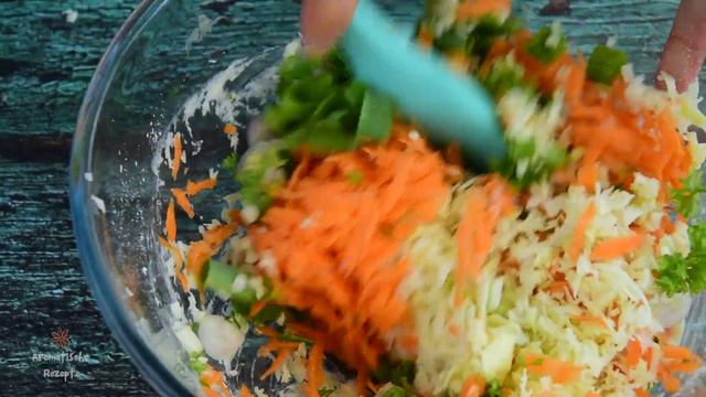 Die berühmten Gemüsekrapfen aus Indonesien, hergestellt aus Weißkohl und Karotten