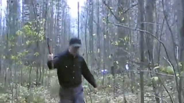 немец бежит с топором по дороге (сьемка видео любительского Дез Зигас про ВОВ) смотреть онлайн