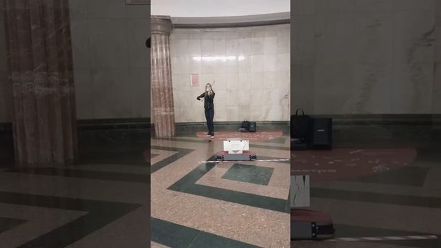 Потрясающее исполнение на скрипке. Московское метро. смотреть онлайн