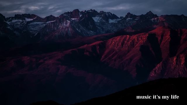 SKOFKA - ЗАГЛОХ (Lyrics) | Хтось за «беху», хтось за «мерс» Хтось за газ, а хтось за «бєнз» смотреть онлайн