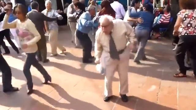 Дед классно танцует и в порыве танца бросает балки для ходьбы смотреть онлайн