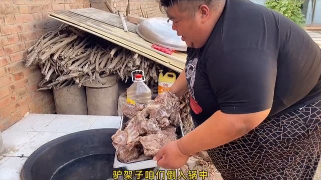 陈大胖做客小院，猴哥必须露一手，酱一整只驴的大骨架，过瘾了！【胖猴仔】 смотреть онлайн