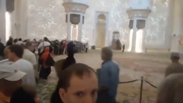 Гид рассказывает про белую мечеть в Абу Даби The guide talks about the white mosque in Abu Dhabi смотреть онлайн
