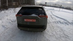 Тойота РАВ4 против зимней городской Грязи.
