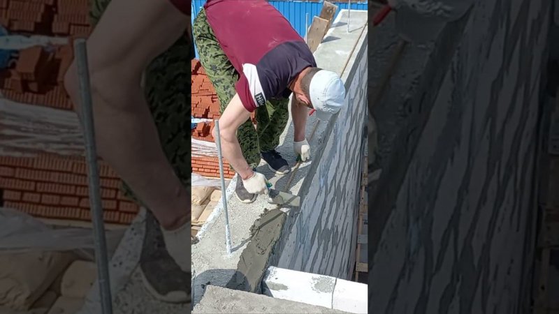 Монтаж плит перекрытия дома из газоблока #домизгазобетона #плитыперекрытия #строительстводомавидео