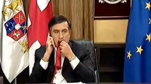Саакашвили ест свой галстук!