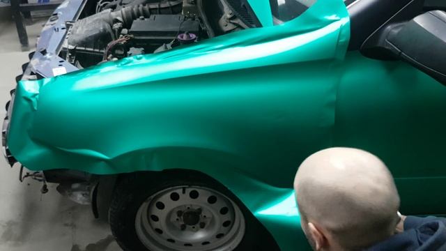 Как оклеить свою машину недорогой пленкой смотреть онлайн видео от ...