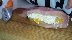 СДЕЛАЙТЕ В ФИЛЕ НЕБОЛЬШОЙ НАДРЕЗ И ВЛОЖИТЕ ТУДА КОНСЕРВИРОВАННЫЕ ПЕРСИКИ.