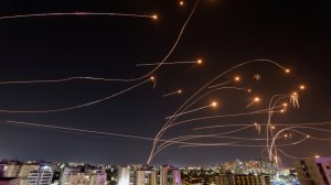 Число погибших в Израиле растет, бунты в Европе не прекращаются: самые важные события дня