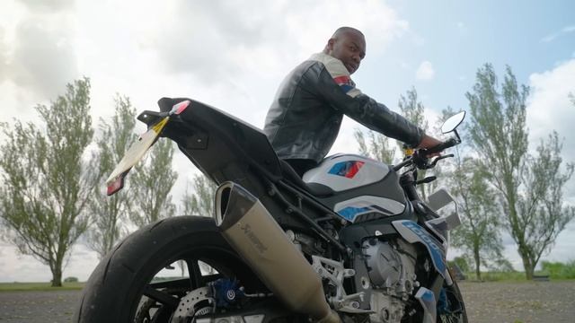 BMW M 1000 R Review: The 1000hp Per Ton Savage! смотреть онлайн