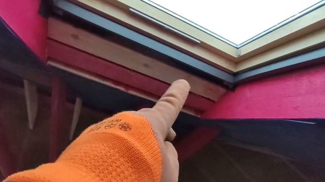 Монтаж мансардных окон и листов ОСП на сложной кровли зимой. смотреть онлайн