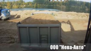 Погрузка карьерного песка в самосвалы