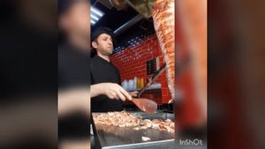 Режу мясо для шаурмы #shaurma #шаверма #видео #донер #супер Как резать мясо для шаурмы 💛😉 #vidio