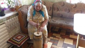 Взбивание домашнего масла.