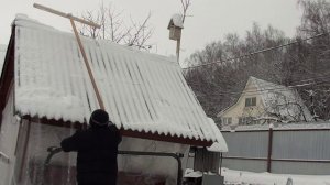 Декабрь// Снег валит и валит// Почистил крыши на даче