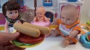 Малыши едят жареные сосиски мултики для детей