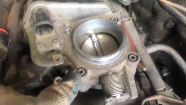 Как снять дроссельную заслонку на автомобиле Mercedes-Benz W210 смотреть онлайн