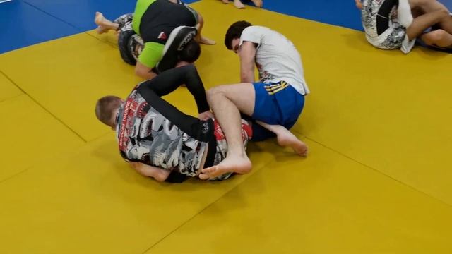 Бжж кэмп с Абдулбари Гусейновым. Одна тренировка в формате ноуги. Выходы из бэкмаунта. смотреть онлайн