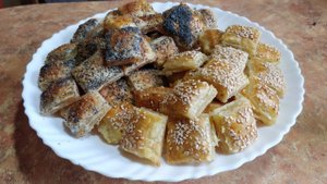 Слойки / Очень быстро и вкусно / Слоёные подушечки с маком / Слоёные подушечки с кунжутом
