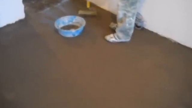 Увлажнение стяжки и накрывка полиэтиленом