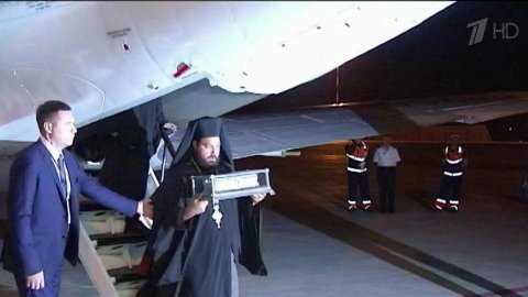 В Екатеринбург доставили мощи одного из самых почи...тианском мире святых - Спиридона Тримифунтского