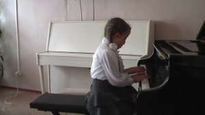 Маша играет на фортепиано, Я на горку шла