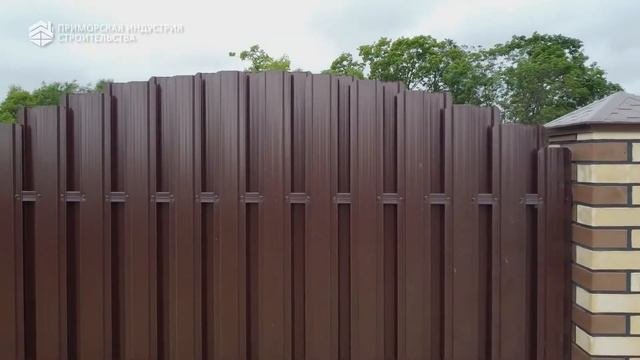 Установка фигурного забора из металлоштакетника (евроштакетника)