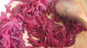 Салат из молодой свеклы с листвой