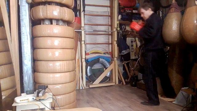 Макс Варвар. Прямой пробивающий удар ногой, серия ударов руками. Отработка в среднем темпе смотреть онлайн