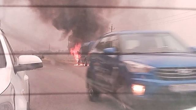 по армавирской трассе между г. курганинск и пос. Светлая заря, загорелся микроавтобус. смотреть онлайн