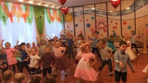 старшая группа танец  Далеко от мамы