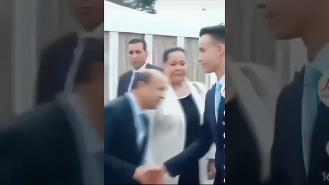 Кто он такой, что ему все так поклоняются? Не беззаконник лжеМашиах ли? смотреть онлайн