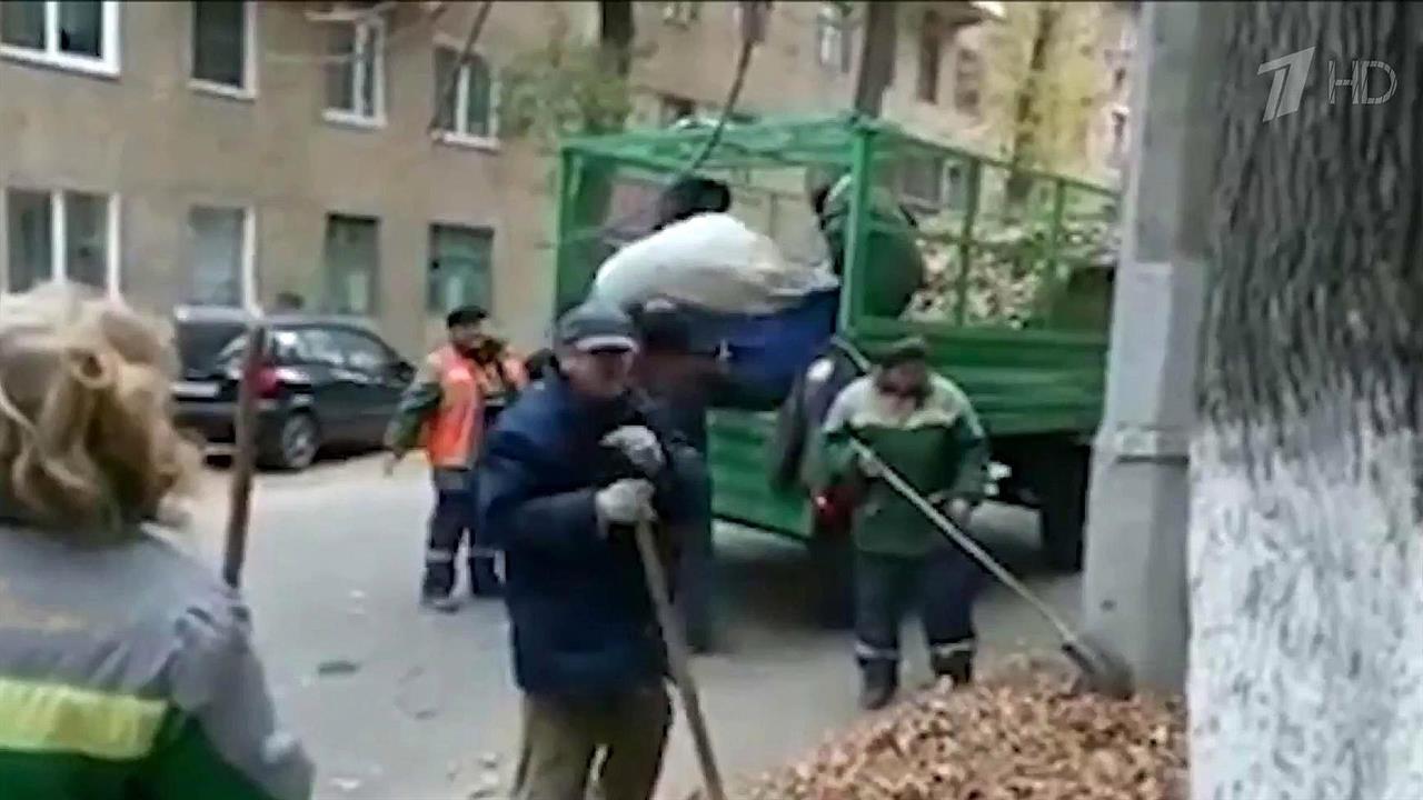 Коммунальщики Волгограда при уборке двора использовали триколор в качестве мешка для мусора
