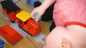 Железная дорога LEGO, малыш Микулаш играет с поездом лего дупло 10874