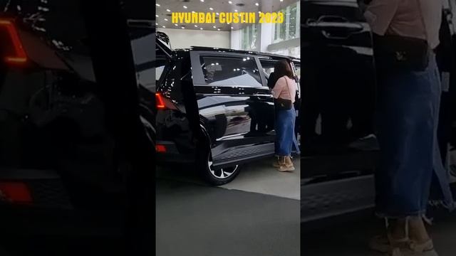 Khách tham quan xe hyundai custin