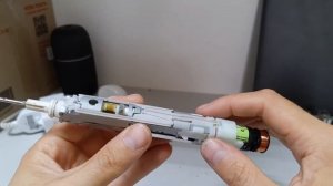 Как разобрать и заменить батарею в электрической зубной щетке Braun Oral-B