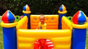 Влад и Никита играют с надувными игрушками