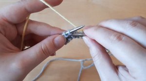 Вяжем двухцветный узор с объемными полосками спицами.