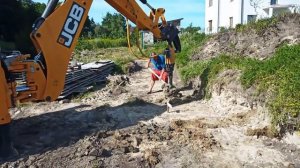 Бурим под столбы забора экскаватором JCB 4CX с ямобуром