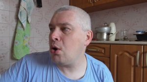 Геннадий Горин на кухне пробует томатный сок