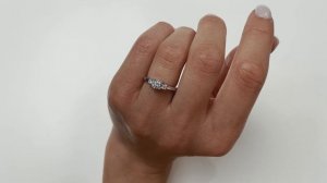 В чём отличие помолвочных и обручальных колец? / Показываем кольца на руке