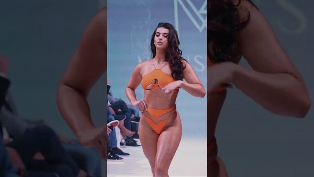 Знойная модель Диана Лапо демонстрирует свои удивительные изгибы в замедленной съемке.