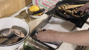 Карась фаршированный овощами, запечённый в духовке.