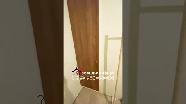 Дверца для ниши с трубами. Сделали распашную дверку, чтобы закрыть в коридоре нишу с коммуникациями